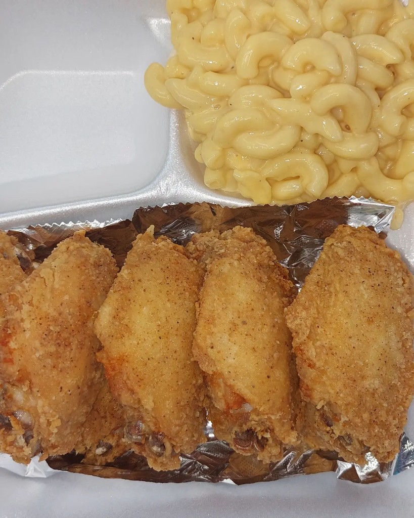 Crispy fried chicken wings with creamy mac and cheese